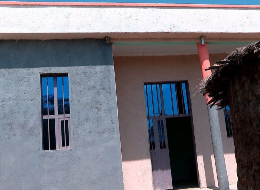 Yuuniyeeniin hojii Gamtaa Qonnaan Bultootaa Lumee Adaamaa hojii tajaajila lamummaatiin Aanaa Bosat Ganda Dongorree xiyyoo Zoonii 1ffaatti  mana harka qalleeyyii ijaarsisaa ture xumuruun harka qalleeyyiif dabarsee kenne.