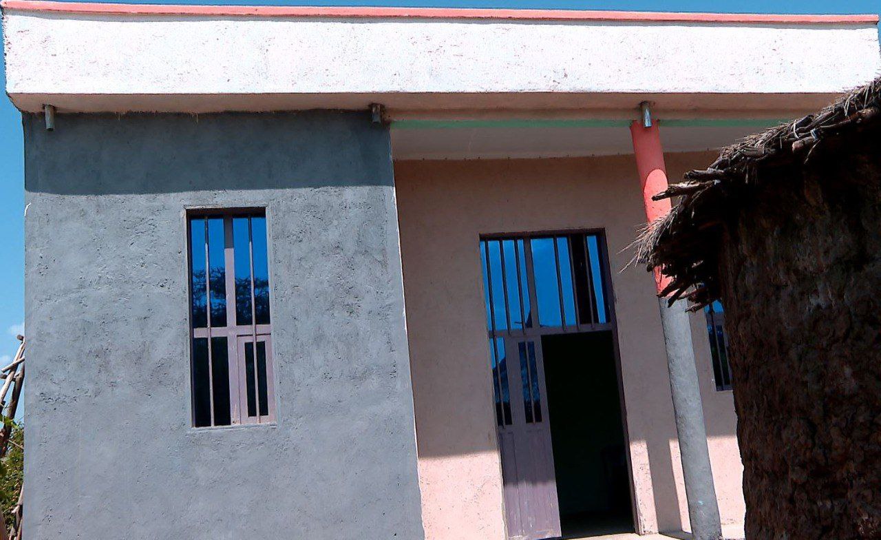 Yuuniyeeniin hojii Gamtaa Qonnaan Bultootaa Lumee Adaamaa hojii tajaajila lamummaatiin Aanaa Bosat Ganda Dongorree xiyyoo Zoonii 1ffaatti  mana harka qalleeyyii ijaarsisaa ture xumuruun harka qalleeyyiif dabarsee kenne.