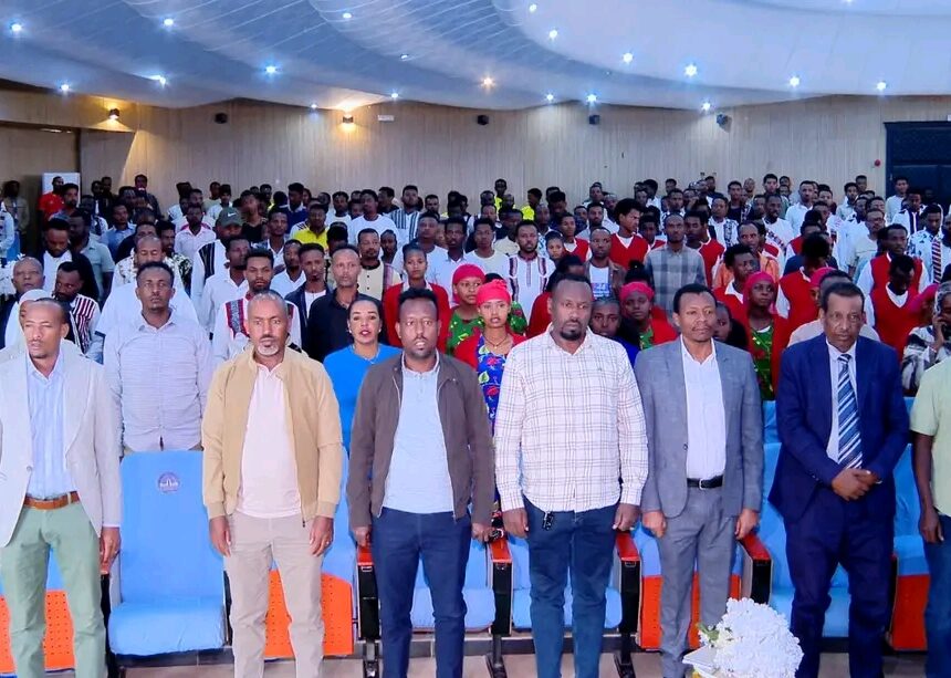 Magaalaa Adaamaatti guyyaa yaadannoo injifannoo Adawaa waggaa 130 ffaaf kabajamu sababeefachuun dargaggoota magaalichaa waliin mariin paanaalii gaggeeffame.