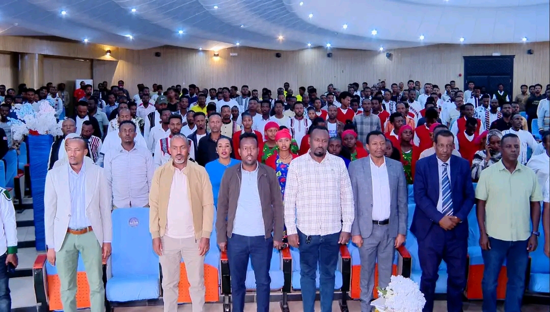 Magaalaa Adaamaatti guyyaa yaadannoo injifannoo Adawaa waggaa 130 ffaaf kabajamu sababeefachuun dargaggoota magaalichaa waliin mariin paanaalii gaggeeffame.